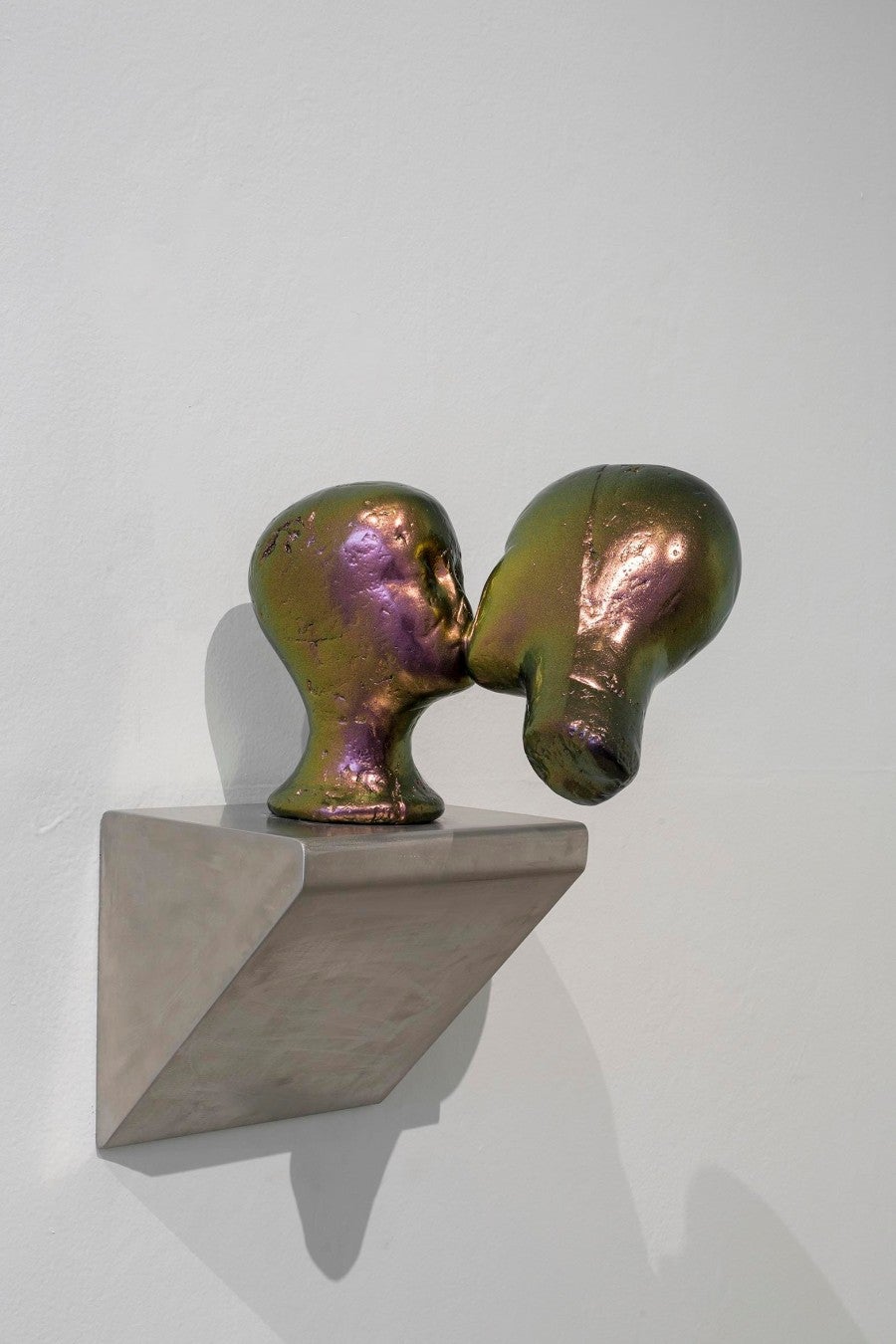 Guillaume Leblon, Harlem kiss, 2017, bronze, peinture iridescente et acier inoxydable, 52x40cm. Vue de l'exposition, Aerosol, 2019 à Labor, Mexico.