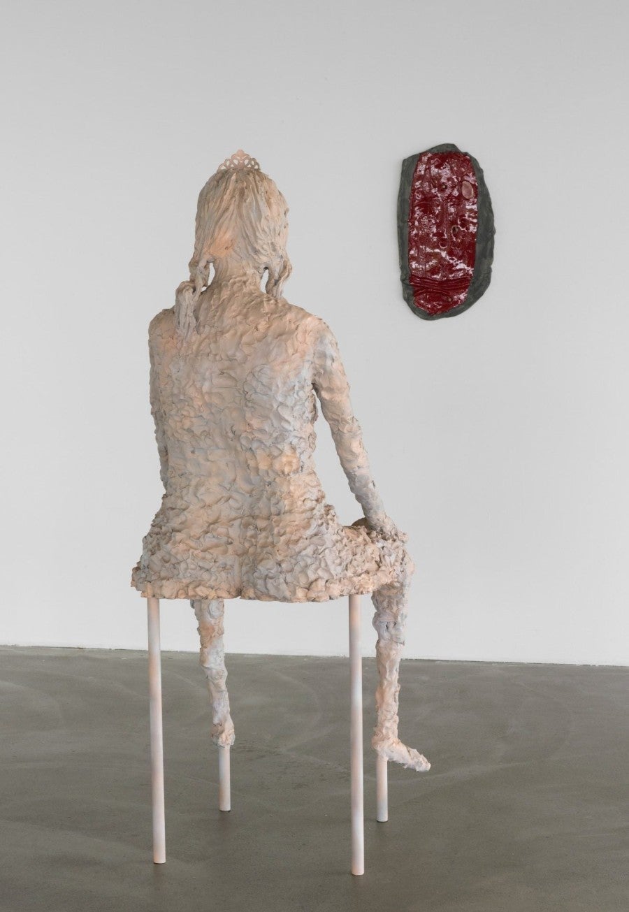 Liz Craft, Me Princess, 2008-13 et Sarah Tritz, Pulp Espace, 2017, vue de l'exposition J'aime le rose pâle et les femmes ingrates au Crédac. Photo : André Morin