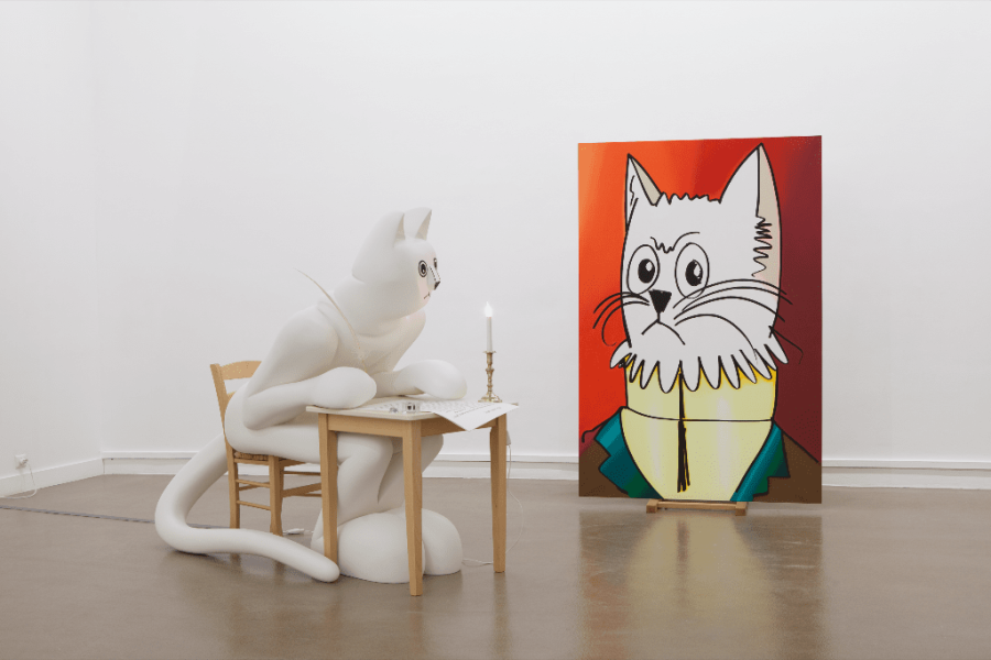 Alain Séchas, Le Chat Écrivain, 1996, polyester, acrylique sur toile, objets divers, 200 x 300 x 150 cm. Collection du Musée d'Art Moderne de la Ville de Paris. Fréjus, 2015, huile sur toile, 162 x 130 cm. Photo: Yann Bohac