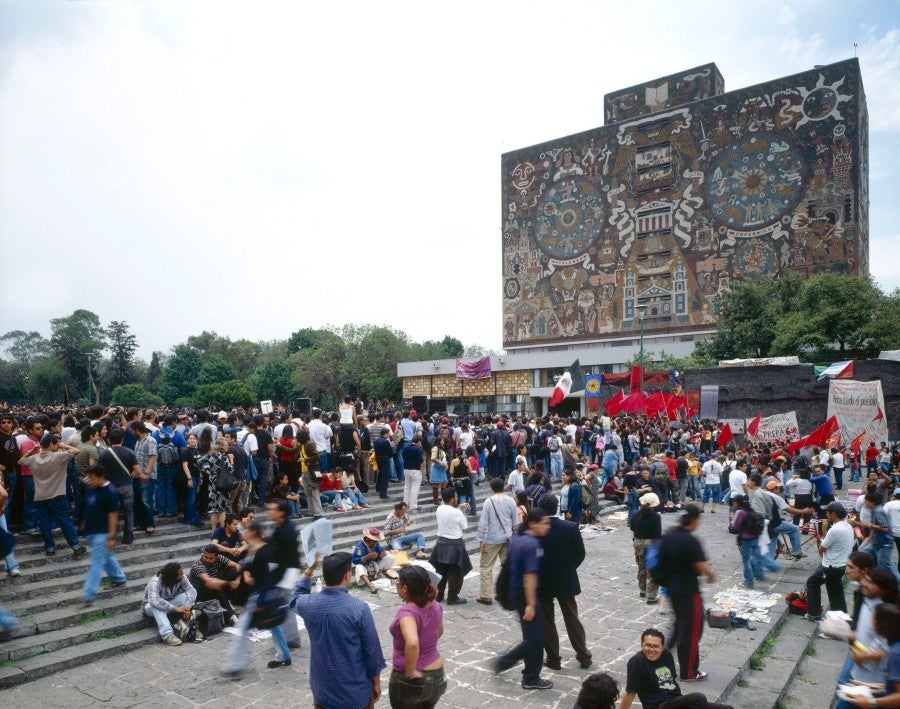 Bruno Serralongue, Mardi 2 mai 2006. Mexico. Rassemblement et discours du Délégué Zéro à l'Universidad Nacional Autónoma de México, Forum de la Cité Universitaire. De la série La Otra, 2006. © Air de Paris, Romainville