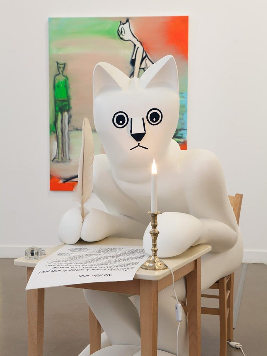 Alain Séchas, Le Chat Écrivain, 1996, polyester, acrylique sur toile, objets divers, 200 x 300 x 150 cm. Collection du Musée d'Art Moderne de la Ville de Paris. Fréjus, 2015, huile sur toile, 162 x 130 cm. Photo: Yann Bohac