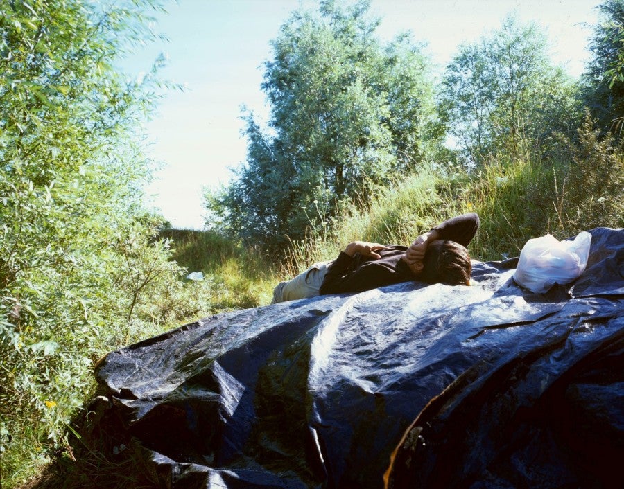 Bruno Serralongue, L’endormi (Abel), terrain vague à proximité de l’hôpital, Calais, 21 juillet 2020. From the 'Calais' series, 2006-20. © Air de Paris, Romainville