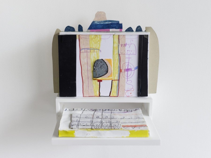 Sarah Tritz, Dorothy (Theater Computer), 2019, carton, papier, crayon de couleurs, impressions jet d'encre, étagère en corian, 42 x 37 x 31 cm. Photo : André Morin