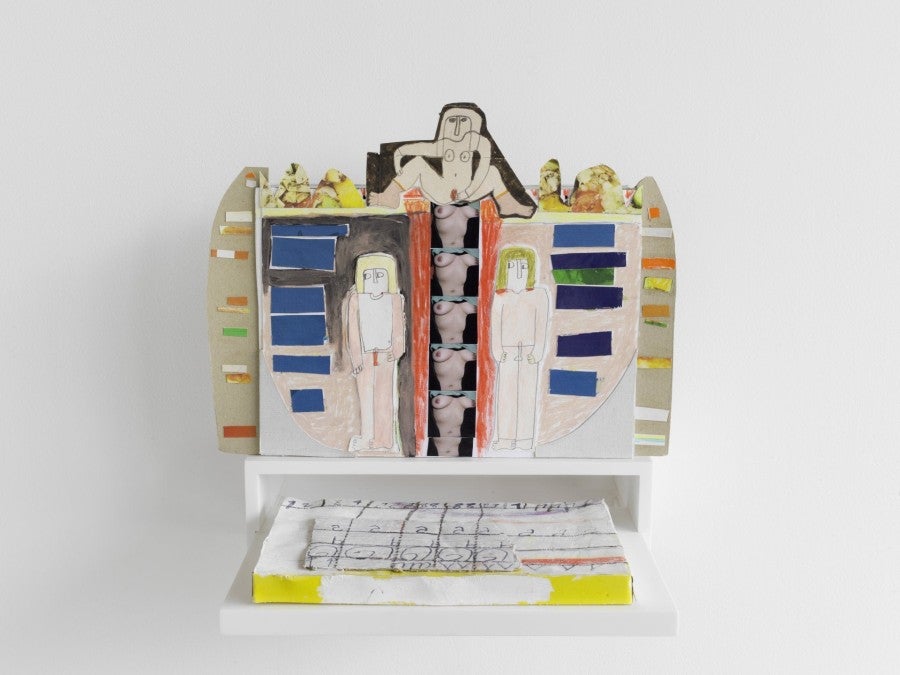 Sarah Tritz, Dorothy (Theater Computer), 2019, carton, papier, crayon de couleurs, impressions jet d'encre, étagère en corian, 42 x 37 x 31 cm. Photo : André Morin