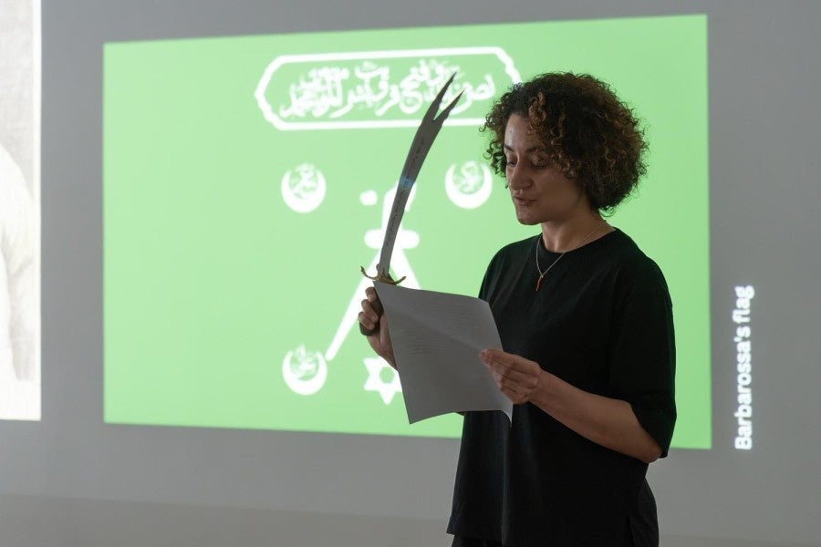Fatma Cheffi, <i>Steal, Steel, Still Fatma</i>, performance au Pickle Bar dans le cadre du programme « Sturm and Slang », 2024, photo : Monika Karczmarczyk, Courtesy de l’artiste.