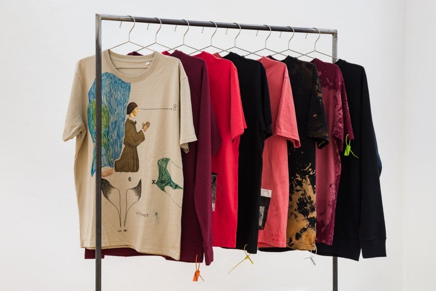 Benoît Maire, Portant et T-shirts, 2022. Métal, coton (imprimé), étiquettes en plastique, 162×110×50cm. Photo: Kunst-dokumentation.com