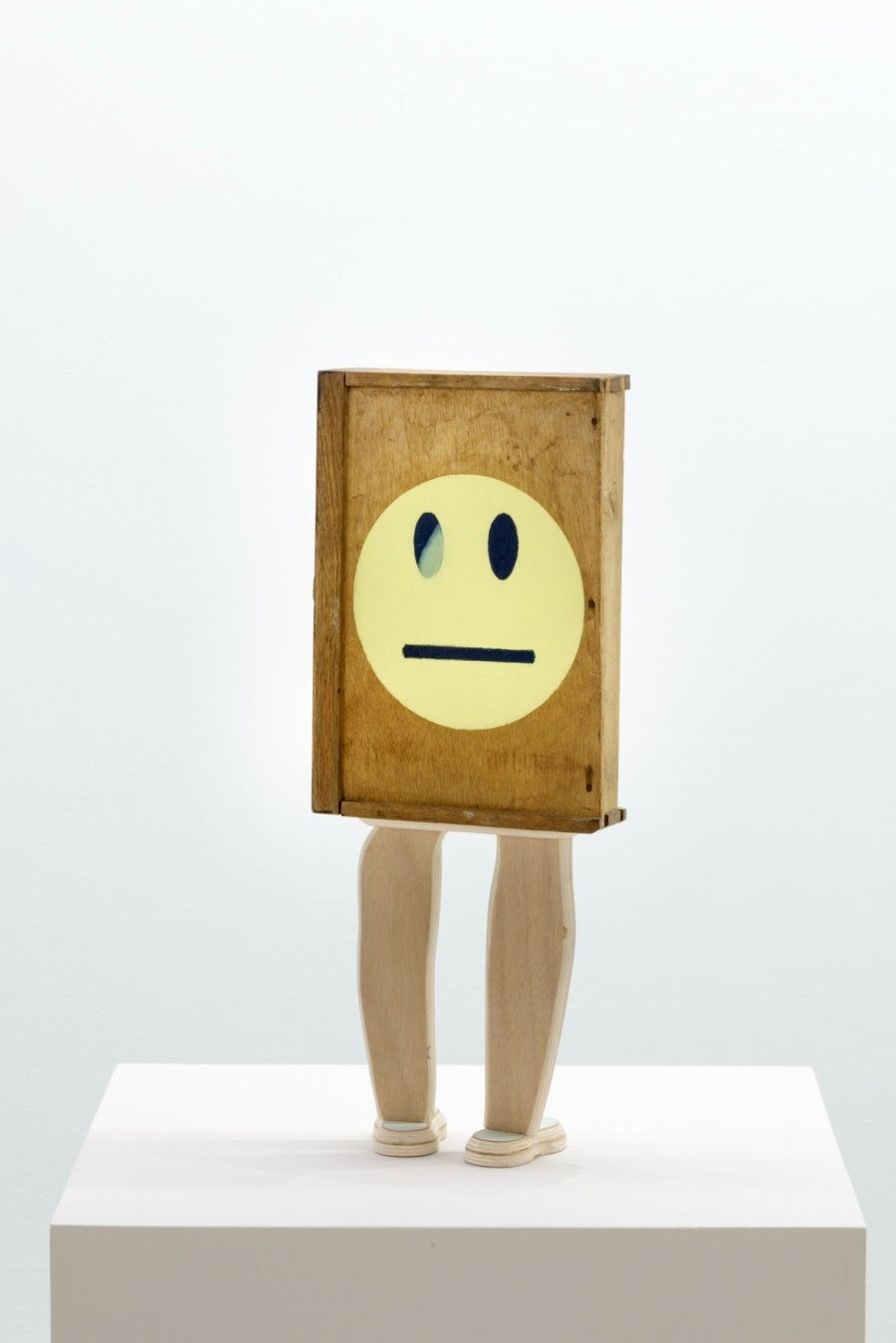 Sarah Tritz, Emoticone, 2015, objet trouvé, contreplaqué, peinture acrylique, toile de lin, 60 x 25 x 10 cm. Photo : Florian Kleinefenn