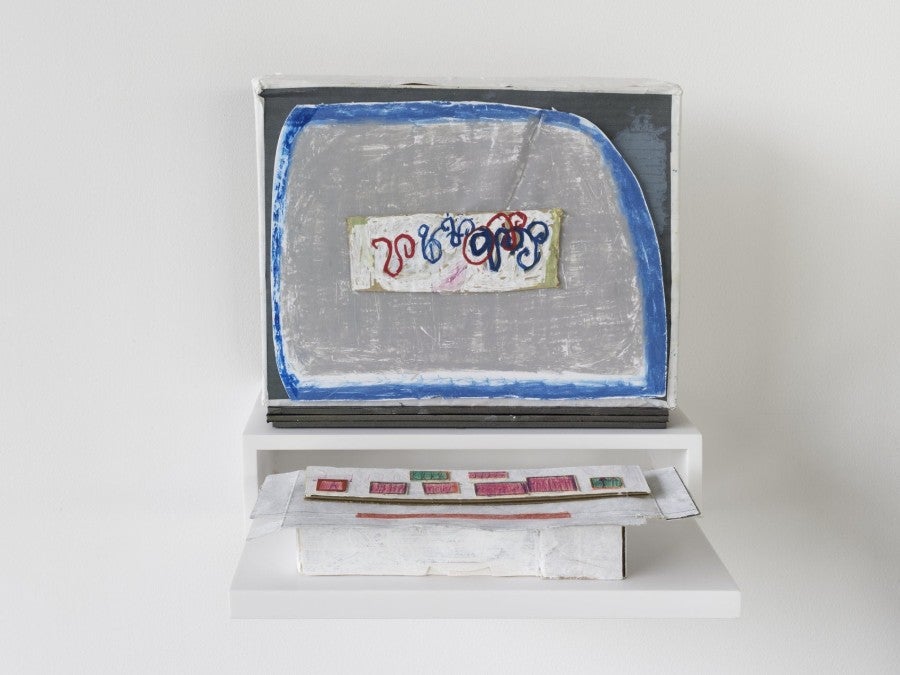 Sarah Tritz, Pizsex Lèche, 2019, carton, papier, crayon de couleurs, impressions jet d'encre, étagère en corian, 38 x 40 x 32 cm. Photo : André Morin