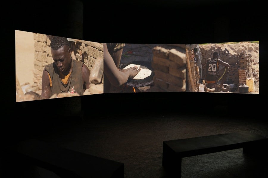Ali Cherri, <i>Of Men and Gods and Mud</i>, 2022. Photogramme. Installation vidéo à trois canaux (couleur, son), 18’48”. Courtesy de l'artiste et de la Galerie Imane Farès, Paris.