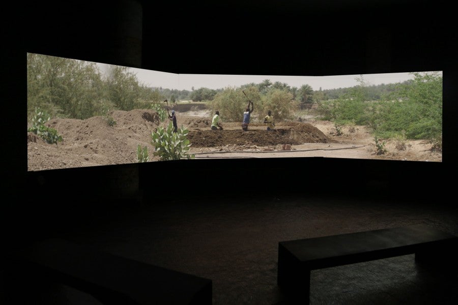 Ali Cherri, <i>Of Men and Gods and Mud</i>, 2022. Photogramme. Installation vidéo à trois canaux (couleur, son), 18’48”. Courtesy de l'artiste et de la Galerie Imane Farès, Paris.