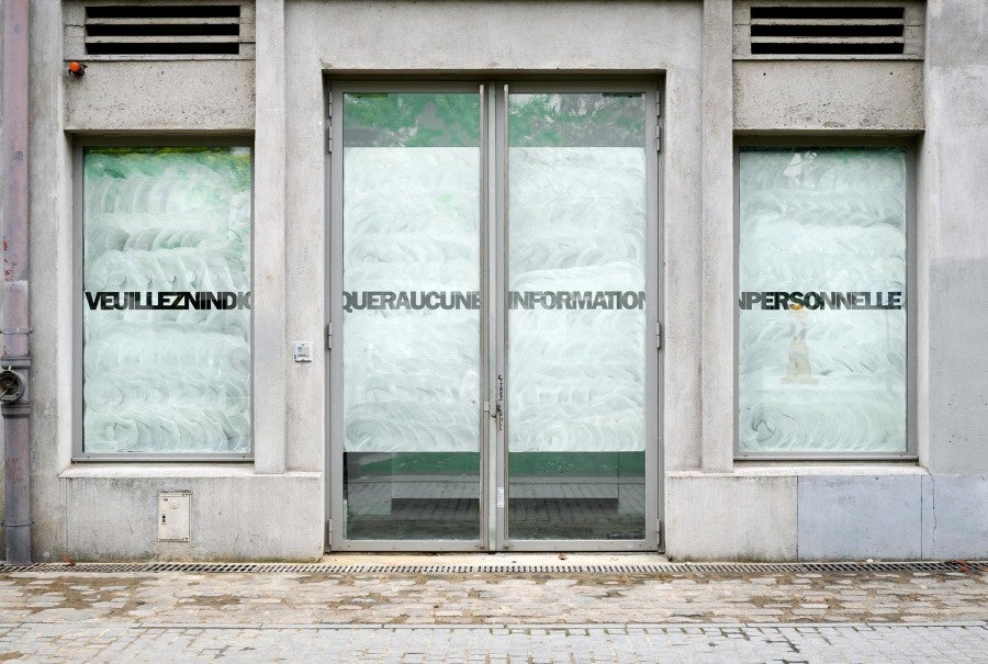 Sylvie Fanchon, <i>VEUILLEZNINDIQUERAUCUNEINFORMATIONPERSONNELLE</i>, 2023, Blanc de Meudon on glass, 440 x 221 cm. Sentences written on the windows of Bétonsalon from March 2021 to March 2023, Bétonsalon, Paris. Photo : Antonin Horquin.