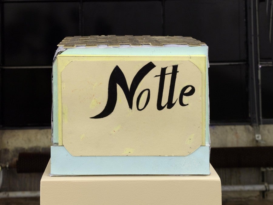 Sarah Tritz, Notte, 2019, carton, carton bois, tempera, crayons de couleur, 26 x 20 x 18 cm. Photo : André Morin