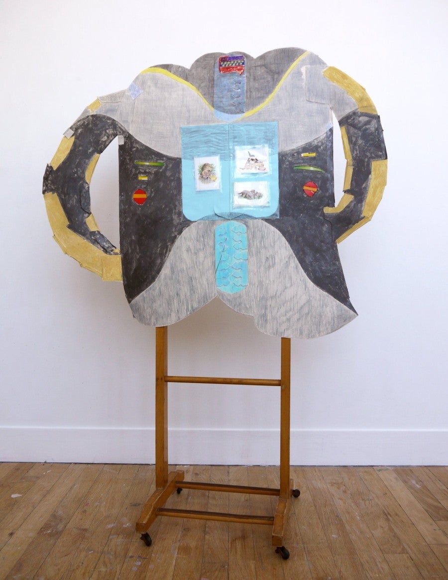 Sarah Tritz, My Jacket 1 YOU/UOY, 2020, carton bois, impressions laser, poudre de graphite, crayon de couleur, doudou en fourure cousu main. Photo : Sarah Tritz