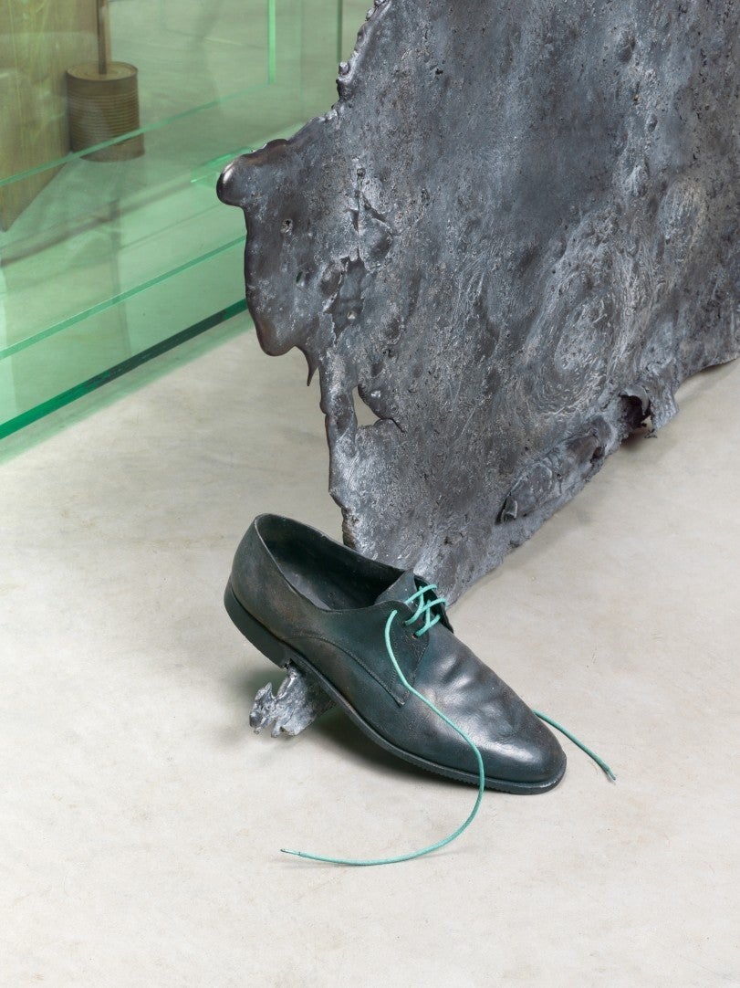 Tatiana Trouvé, Les Indéfinis, 2018. Plexiglas, bronze patiné, peinture, béton, aluminium, acier. 140 x 170 x 154 cm. Photo : Roman März 