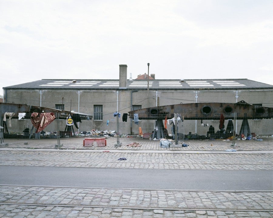 Bruno Serralongue, Abri # 1, Calais, juillet 2006. De la série Calais, 2006-20. © Air de Paris, Romainville