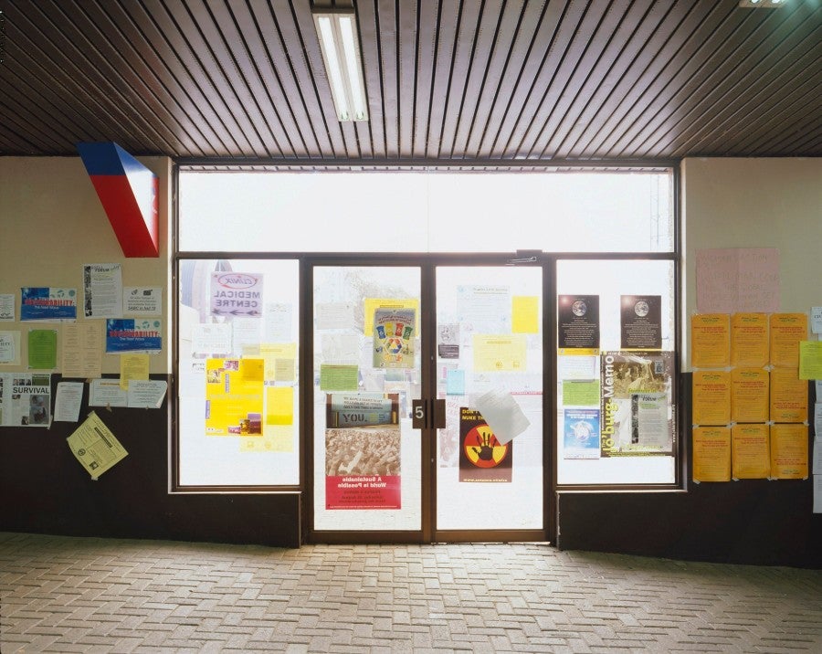 Bruno Serralongue, Posters, Civil Society Forum, NASREC, Johannesburg, 29.08.02. De la série Earth Summit, 2002. © Air de Paris, Romainville