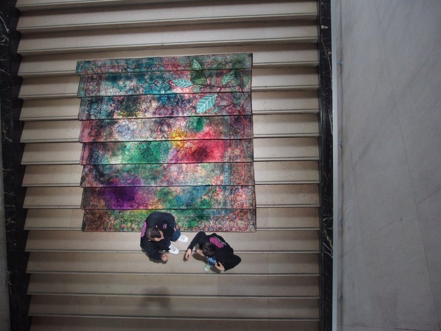 Chloé Quenum, Circuit III, 2014. Tapis de Kashan décoloré et coloré, 280 x 400 cm. Vue de l’exposition Period Room, Palais de Tokyo, Paris, 2014. Courtesy Chloé Quenum.