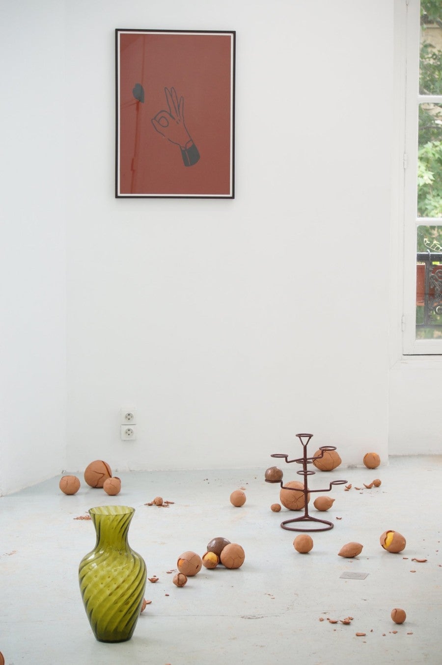 Chloé Quenum, exhibition view of Châtaignes, Galerie Joseph Tang, Paris, 2018. Tattoo (pourpre), 2018, ink drawing on paper, 71 x 51 cm, Châtaignes, 2018, fruits covered with clay and copper according to a protocol, vase, metal fruit holder, variable dimensions.