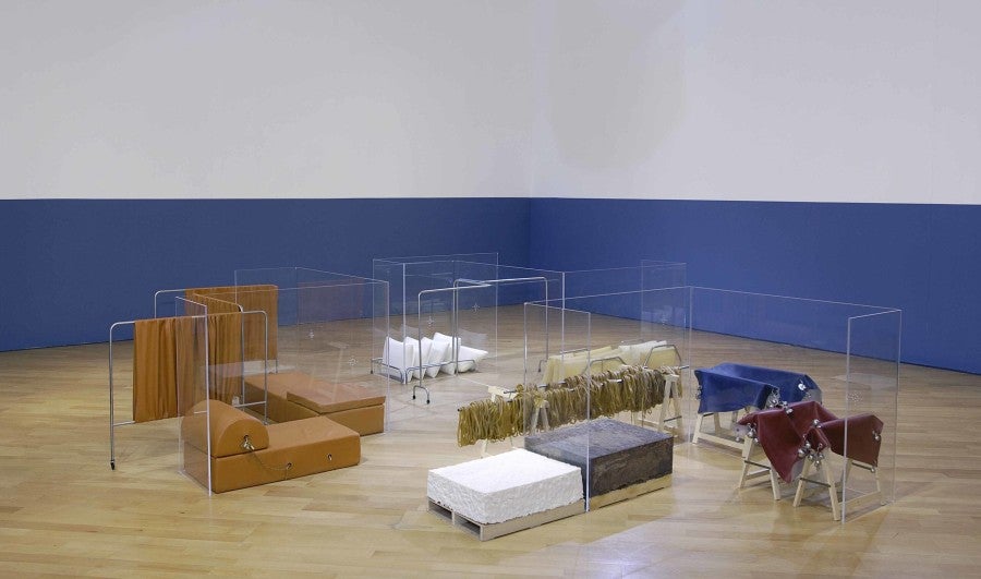 Tatiana Trouvé, Polder, 2003. Plexiglas, métal, bois, chocolat, Skai, élastiques, savon, 85 x 400 x 400 cm. Photo: Blaise-Adilon