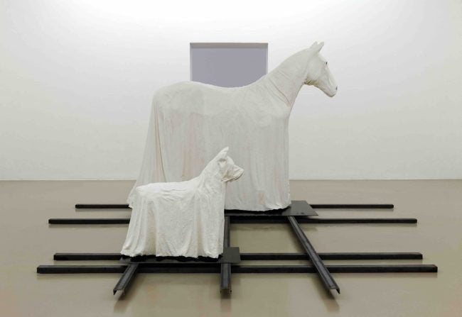 Guillaume Leblon, Lost Friend (horse), 2014; Lost Friend (dog), 2014, plâtre, métal, tissu. Vue de l'exposition, IAC Institut d’art contemporain, Villeurbanne/Rhône-Alpes, France. Photo: Blaise Adilon. Courtesy de l'artiste et de la Galerie Jocelyn Wolff, Paris