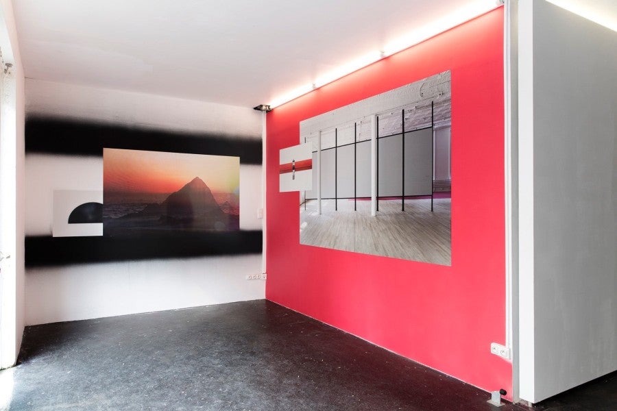 Vue de l'exposition 'Spin-off' de Jagna Ciuchta, 2014 à Glassbox, Paris. Avec les photographies de Jagna Ciuchta: 'Missing Alina, Frozen Lakes', 2013 ; 'Spin-off, Cum et catena' de Colombe Marcasiano & Nicolas Lafon, Glassbox, 2014 ; 'Spin-off, Around the Corner', Giuliana Zefferi, Glassbox, 2014 ; 'Spin-off, a divided dot.review', Marlena Kudlicka, Glassbox, 2014. Photo: Jagna Ciuchta.