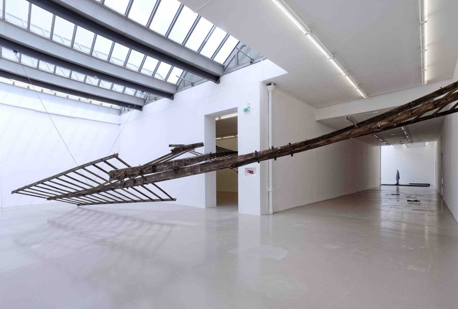 Guillaume Leblon, Four Ladders, 2008, exhibition view, À dos de cheval avec le peintre, 2014, Institut d’art contemporain, Villeurbanne/Rhône-Alpes, France. Photo: Blaise Adilon. Courtesy of the artist and Galerie Jocelyn Wolff, Paris