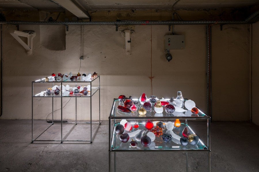 Chloé Quenum, La Grande Place, 2020. 111 fruits en cristal plein. Dimensions variables. Vue d’installation, Cristallerie Saint-Louis, Fondation Hermès, Saint-Louis-lès-Bitches, France, 2020. Photo : Tadzio