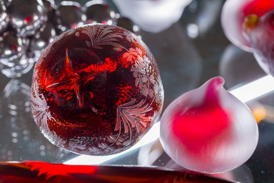 Chloé Quenum, La Grande Place, 2020. 111 fruits in full crystal. Dimensions variables. Exhibition view, Cristallerie Saint-Louis, Fondation Hermès, Saint-Louis-lès-Bitches, 2020. Photo: Tadzio