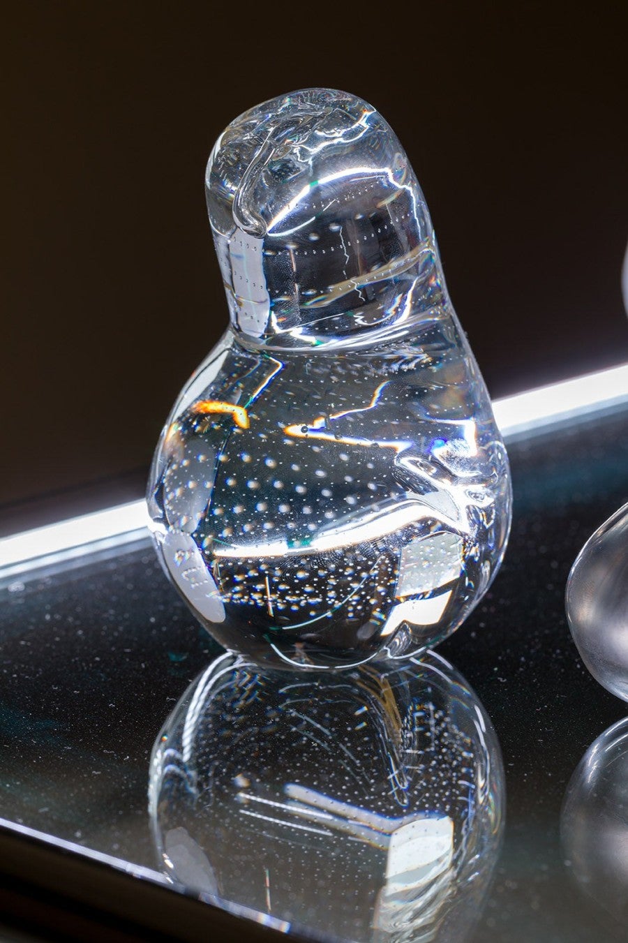 Chloé Quenum, La Grande Place, 2020. 111 fruits en cristal plein. Dimensions variables. Vue d’installation, Cristallerie Saint-Louis, Fondation Hermès, Saint-Louis-lès-Bitches, France, 2020.