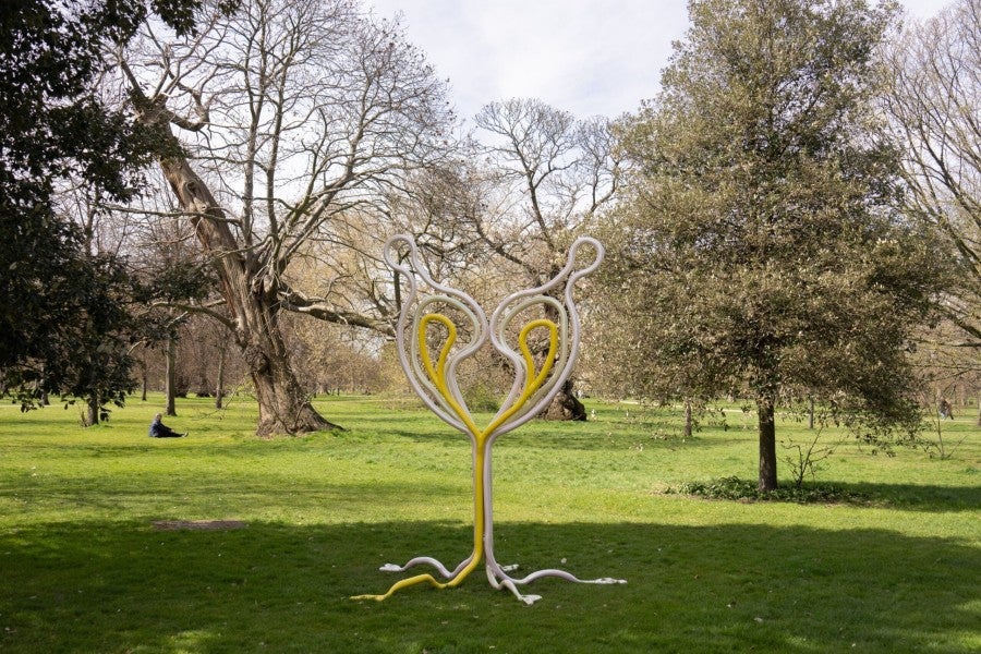 Dominique Gonzalez-Foerster and Paul B. Preciado, In remembrance of the coming alien (Alienor), 2022. Painted steel statue. Installation view, Alienarium 5 (Serpentine South, 14 April - 4 September 2022). Photo: Hugo Glendinning. ©The artist and Serpentine, 2022.