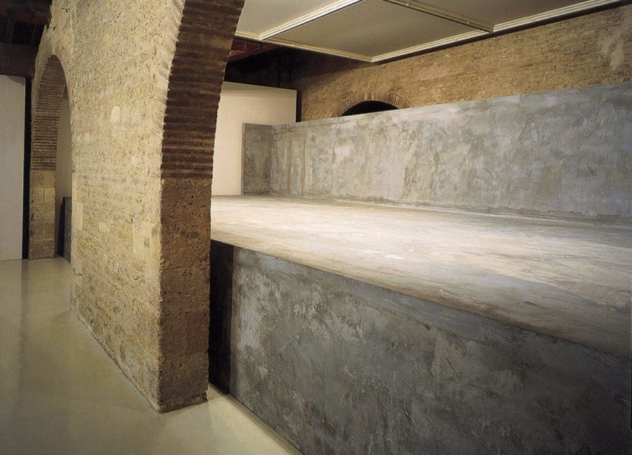 Hubert Duprat, Sans titre, 1989. Béton gravé. Dimensions variables. Photos : Frédéric Delpech. Collection FRAC Aquitaine.