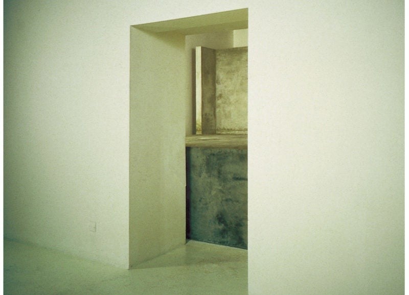 Hubert Duprat, Un atelier, 1989. Parpaing, plâtre et ciment, 430 x 676 x 294 cm. Collection FRAC Bretagne.