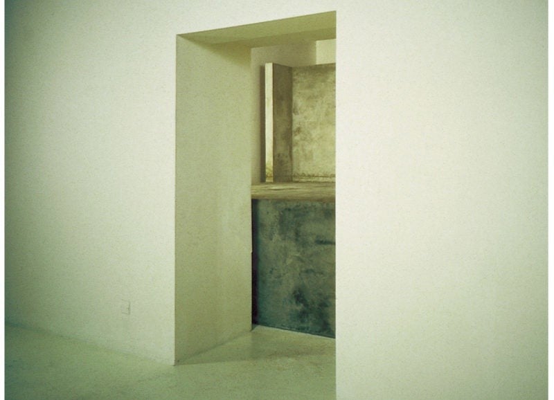 Hubert Duprat, Un atelier (A studio), 1989. Breezeblock, plaster and concrete, 430 x 676 x 294 cm. FRAC Bretagne Collection.