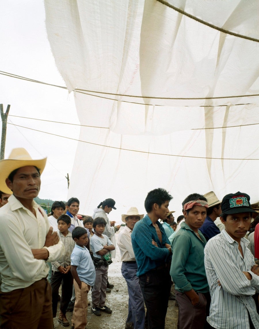 Bruno Serralongue, Indiens (Chiapas), 1996. De la série Encuentro, 1996. © Air de Paris, Romainville
