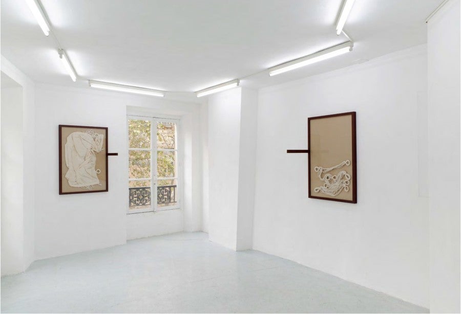 Chloé Quenum, Leeway, 2013. Cadres en chêne teint, hamacs, 100 x 70 cm chaque. Vue d’exposition, Galerie Joseph Tang, Paris, 2013. Photo : Aurélien Mole.