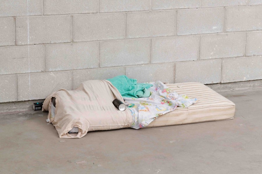 Jean-Charles de Quillacq, Portrait of my father sleeping, depuis 2003. Matelas d’enfant, t-shirt, drap, 144 x 60 x 30 cm. Ma sys­tème repro­duc­tive à Bétonsalon – Centre d’art et de recher­­­che, Paris, 2019. Photo: Aurélien Mole. Courtesy Marcelle Alix, Paris