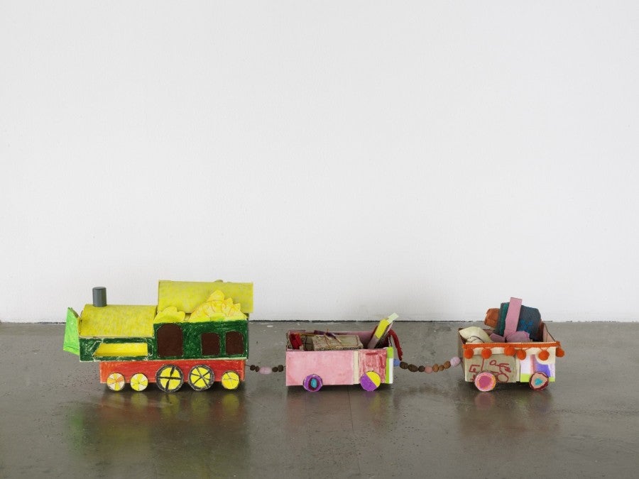 Sarah Tritz, Le train rouge, 2019, carton bois, encre, tempera, crayon de couleurs, haricots blancs et rouge, toile de lin, perles en céramique, 65 x 23 x 17 cm.