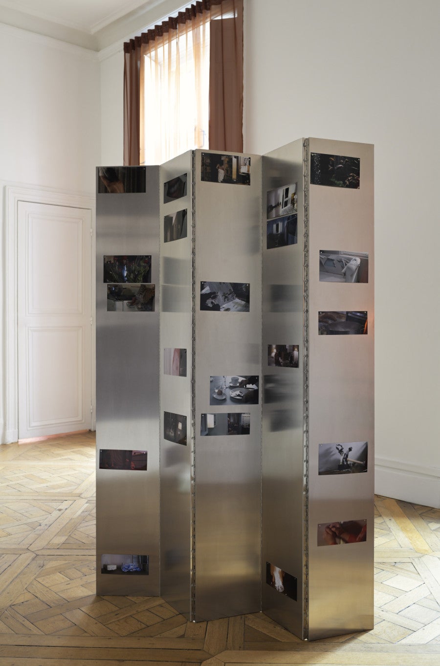 Laëtitia Badaut Haussmann, <i>Domestic Gore</i>, 2025. Panneaux de bois, aluminium, impressions couleur, vis, 200 × 150 × 1,8 cm. Vue de l’exposition : « Le cœur et les poumons », Emanuela Campoli, Paris, 2025. Photo : Rebecca Fanuele. Courtesy de l’artiste et des galeries Allen Paris, Ellen de Bruijne Amsterdam et Emanuela Campoli Paris/Milan.