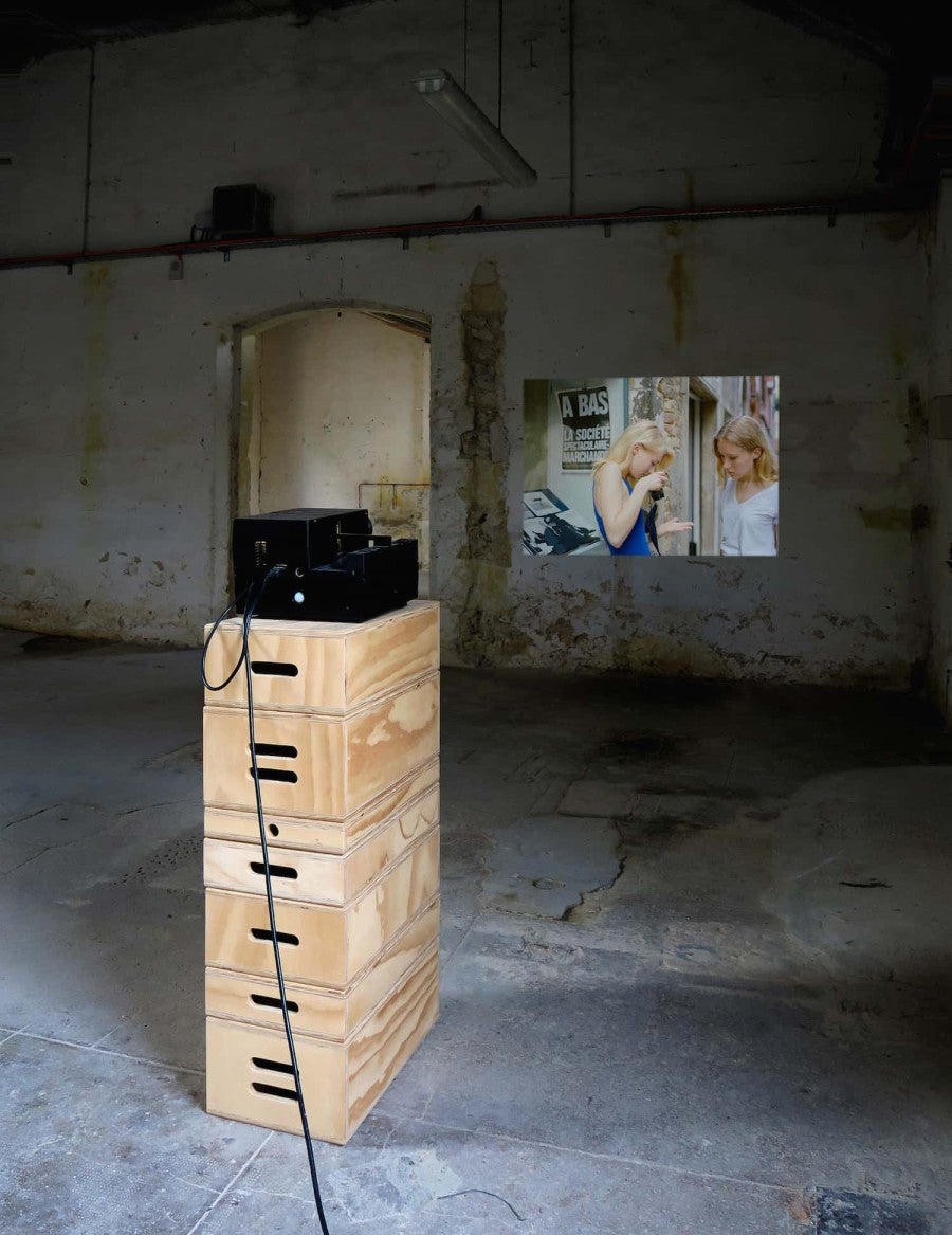 Laurent Montaron, Focus, 2018. Projector Rollei P66S, apple boxes, slide, variable dimensions. Courtesy Anne-Sarah Bénichou, Paris and Monitor, Rome. Exhibition view, Les Moulins de Paillard, CCA, Poncé sur le Loir, France.