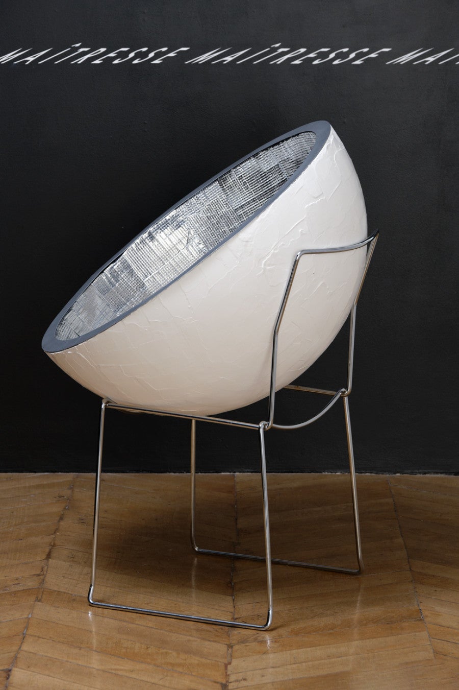 Laëtitia Badaut Haussmann, <i>Maquette (Safe)</i>, 2020. Polystyrène, tadelakt, aluminium, acier inoxydable, 80 × 80 × 40 cm. Vue de l’exposition : « Lucy Jordan », Galerie Allen, Paris, 2020. Photo : Aurélien Mole. Courtesy de l’artiste et de la Galerie Allen, Paris.