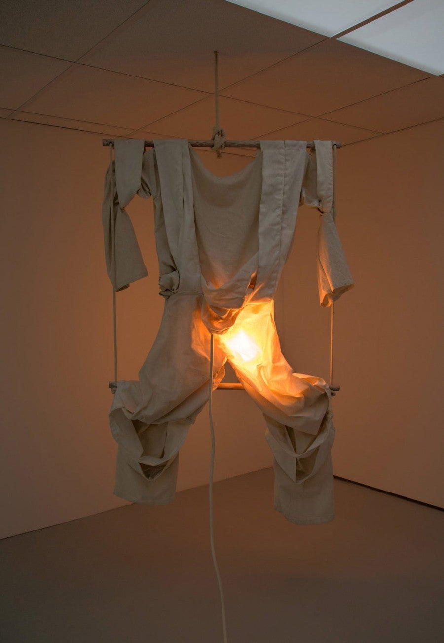 Mélanie Matranga, My Shape, 2018. Cotton, corde, lumière, bois, 130 x 80 x 20 cm. Vue de l'exposition, Mélanie Matranga, Sorry, High Art, 2018.