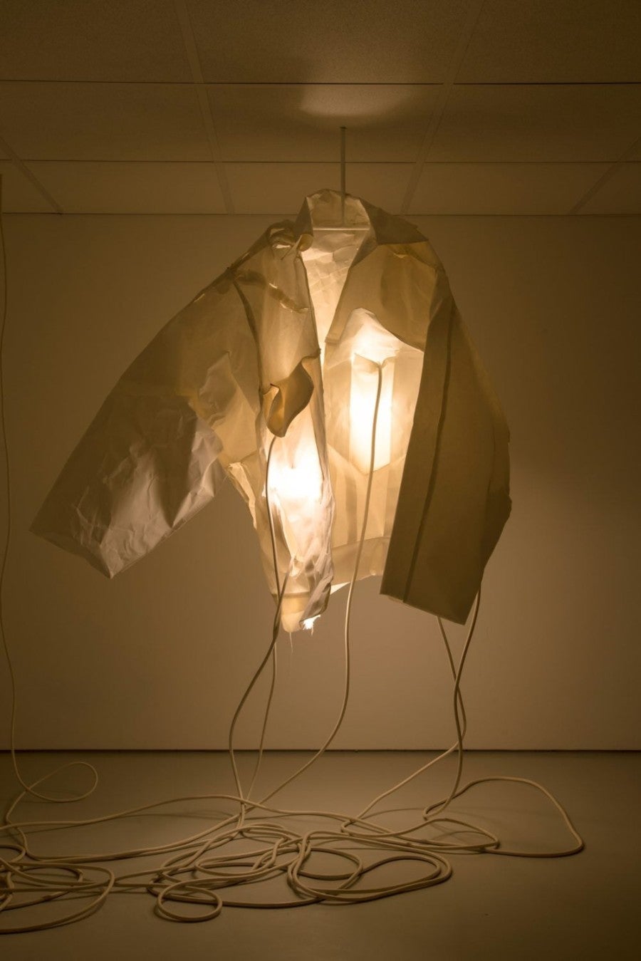 Mélanie Matranga, My Shape, 2018. Papier, lumières, acier, 115 x 120 x 70 cm. Vue de l'exposition, Sorry, High Art, Paris, 2018.