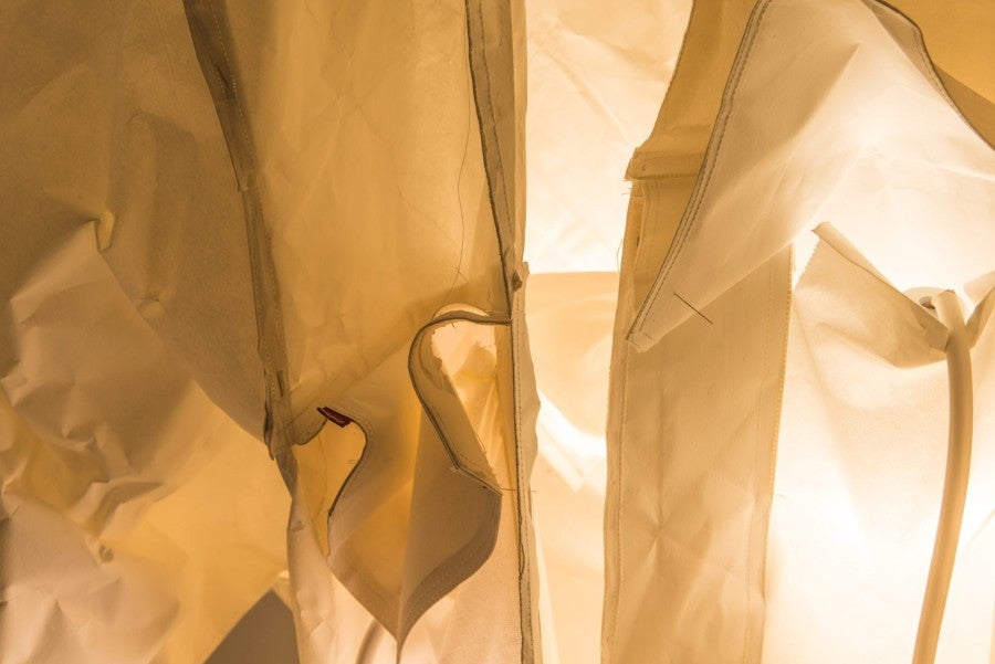Mélanie Matranga, My Shape, 2018 (détail). Papier, lumières, acier, 115 x 120 x 70 cm. Vue de l'exposition, Mélanie Matranga, Sorry, High Art, 2018.
