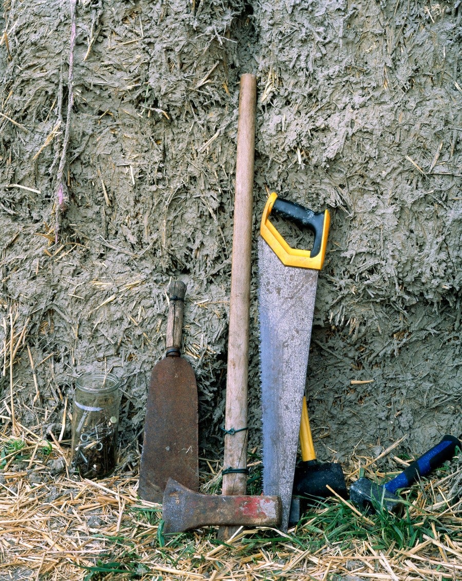 Bruno Serralongue, Au pied du mur de défense des jardins ouvriers des Vertus, Aubervilliers, 29 avril 2021. © Air de Paris, Romainville