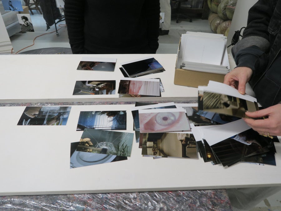 Laura McLean-Ferris et Laëtitia Badaut Haussmann consultant des images de <i>Domestic Gore</i>, 2025, dans l’atelier de l’artiste, Paris, mars 2026.