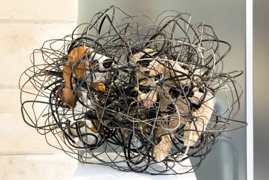 Jean-Claude Ruggirello, <i>Chiens</i>, 2008, résine, 50x45x30 cm. Vue d'exposition à la galerie Claudine Papillon, Paris, 2023. Collection privée. Photo : Florian Kleinefenn.