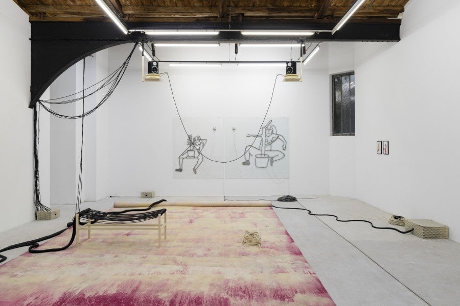 Anne Le Troter, <i>Le Corps Living Room</i>, 2023, installation sonore, 30 minutes, verre, acier, transducteurs, câble audio, haut-parleurs, lecteur audio, boîte en acier thermolaqué. Parlant·es : Martin Bakero, Eva Barto, Agathe Boulanger, Victoire Le Bars, Anne Le Troter, Simon Nicaise. Production de la pièce sonore : Loraine Baud/*Duuu radio. Courtesy de l’artiste et de la galerie frank elbaz.