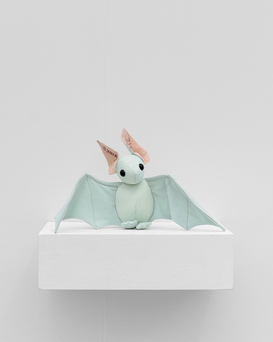 Benoît Piéron, <i>Monike</i>, chauve-souris en peluche fabriquée à partir de draps réformés des hôpitaux, patron de couture par BeeZee art. Photo : Gregory Copitet. Courtesy de l'artiste et de la Galerie Sultana.