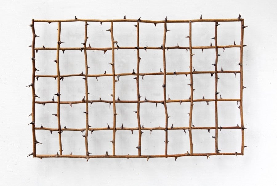 Jean-Claude Ruggirello, <i>Crisis al minimalismo</i>, 2017, acacia, 55x48x3 cm. Collection privée. Photo : Florian Kleinefenn.