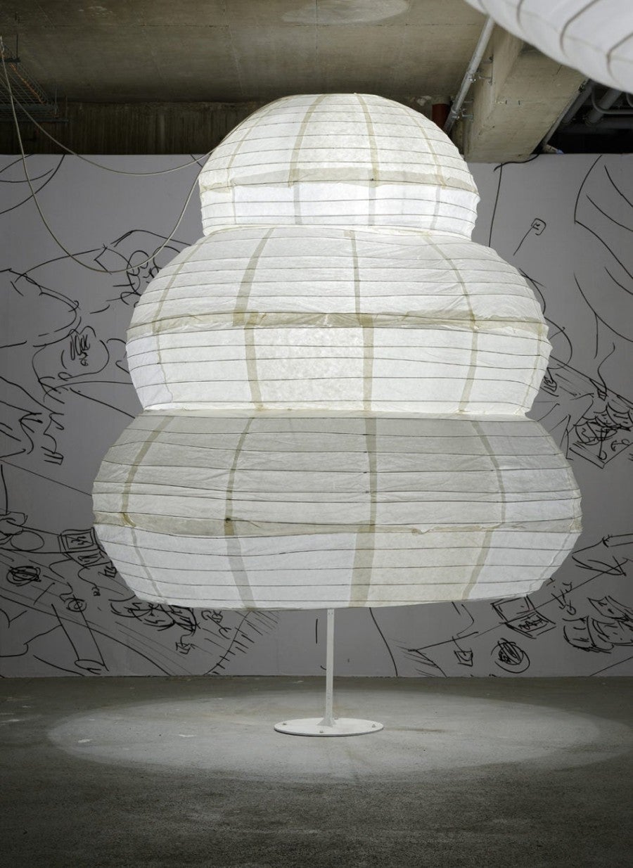 Mélanie Matranga, Fortune Light, 2015. Lampe en papier japonais, enceintes, cables. Vue de l'exposition, 反复 [FANFU], Palais de Tokyo. Photo: Aurélien Mole.